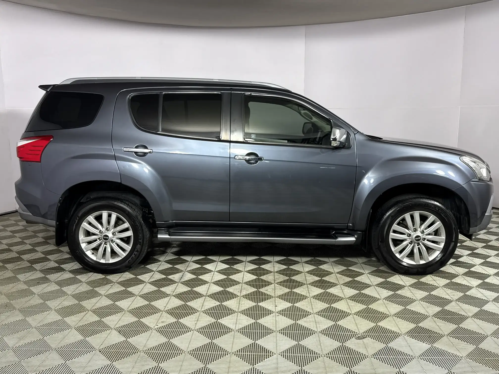 Isuzu MU-X
