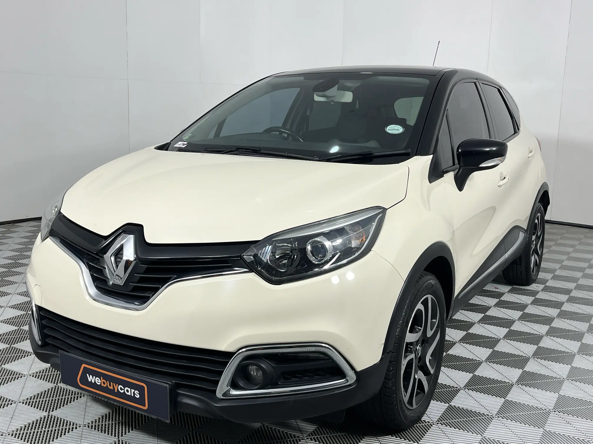 2017 Renault Captur 900t Dynamique 5-Door (66 KW)
