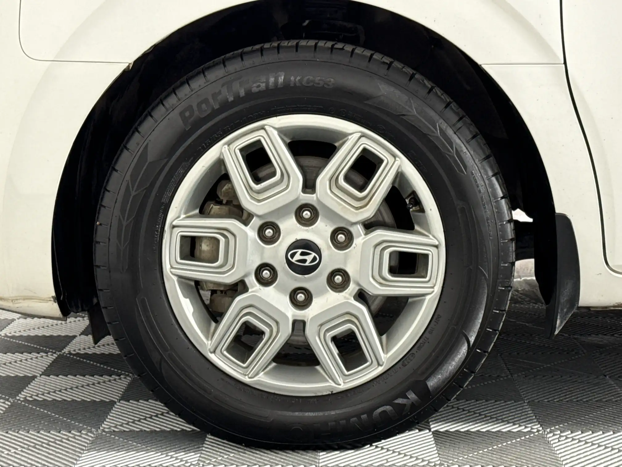 Hyundai Staria