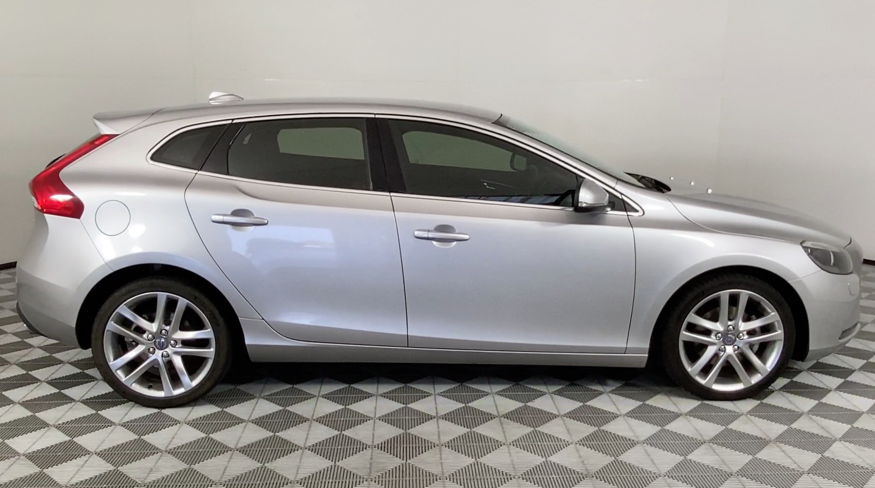 used-2016-volvo-v40-t3-momentum-for-sale-webuycars