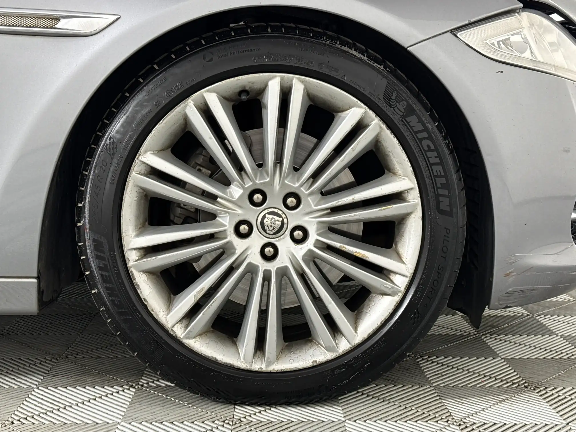 Jaguar XJ