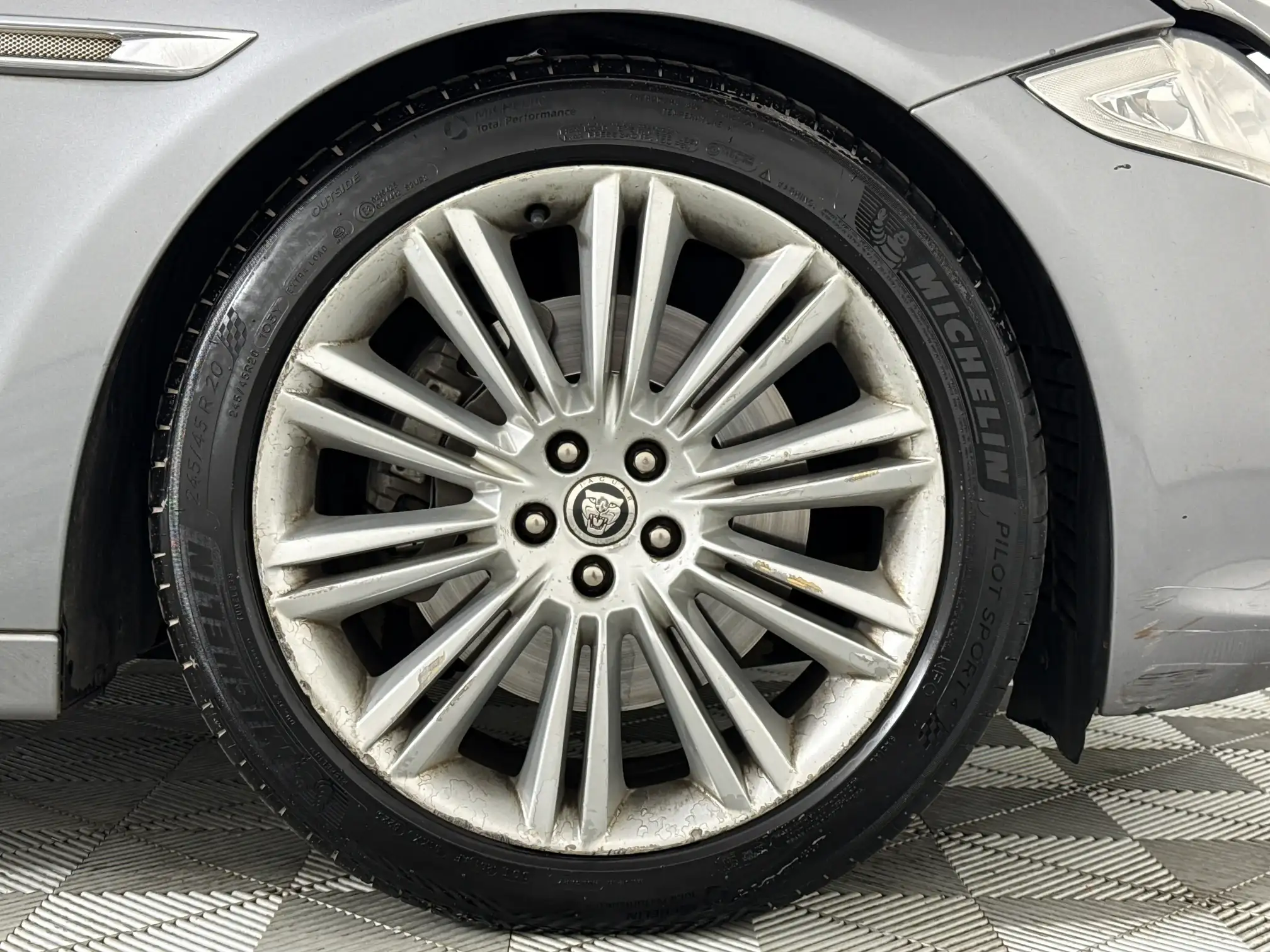 Jaguar XJ
