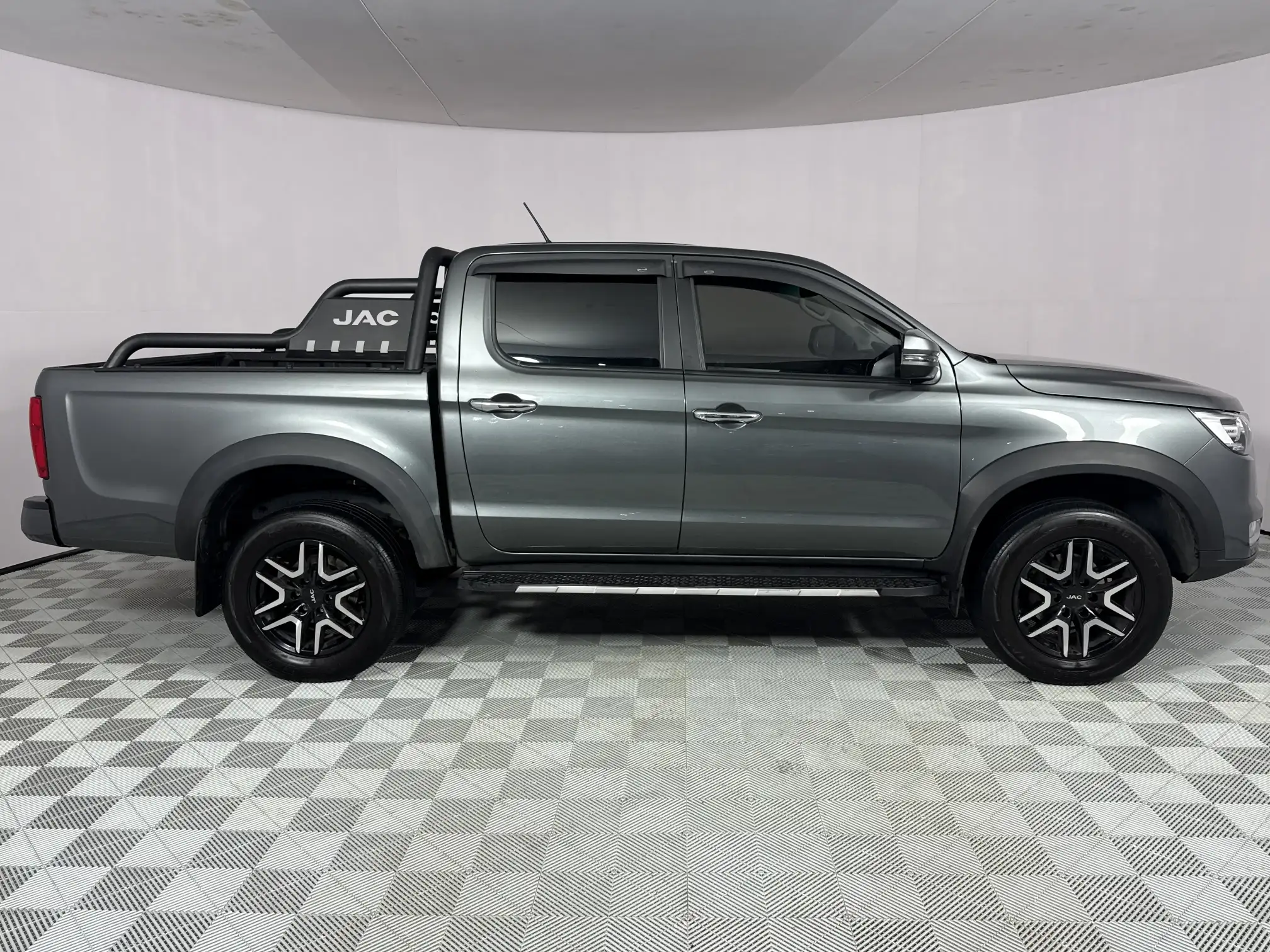 JAC T8