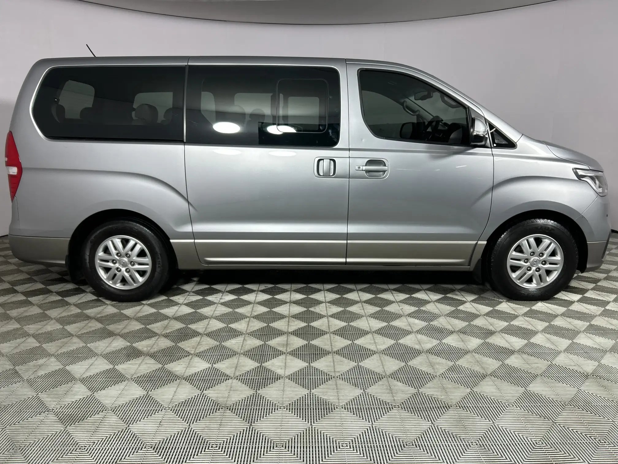 Hyundai H-1