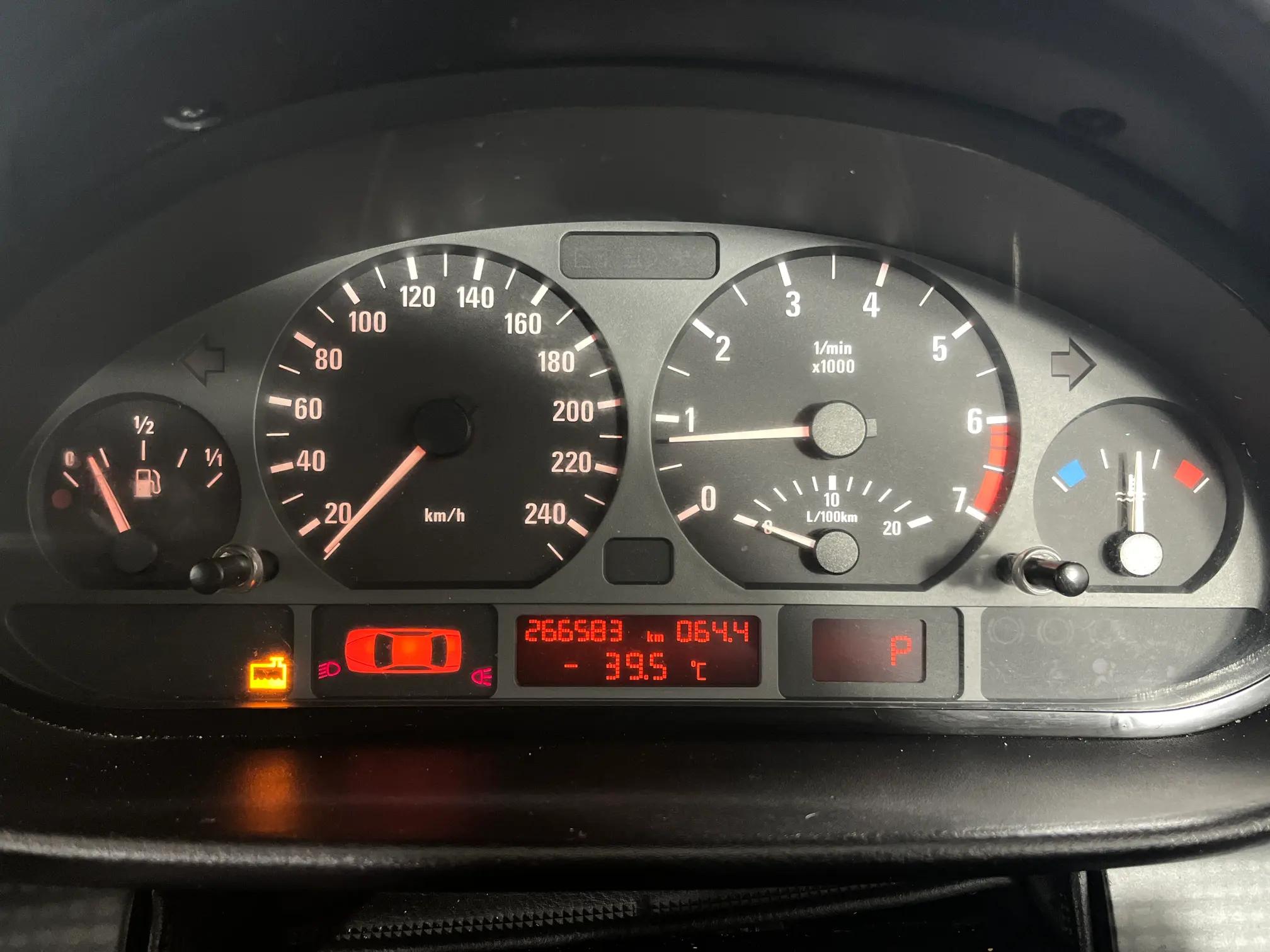 BMW 318i (E46) Exclusive Auto for sale R 33 900 Carfind.co.za