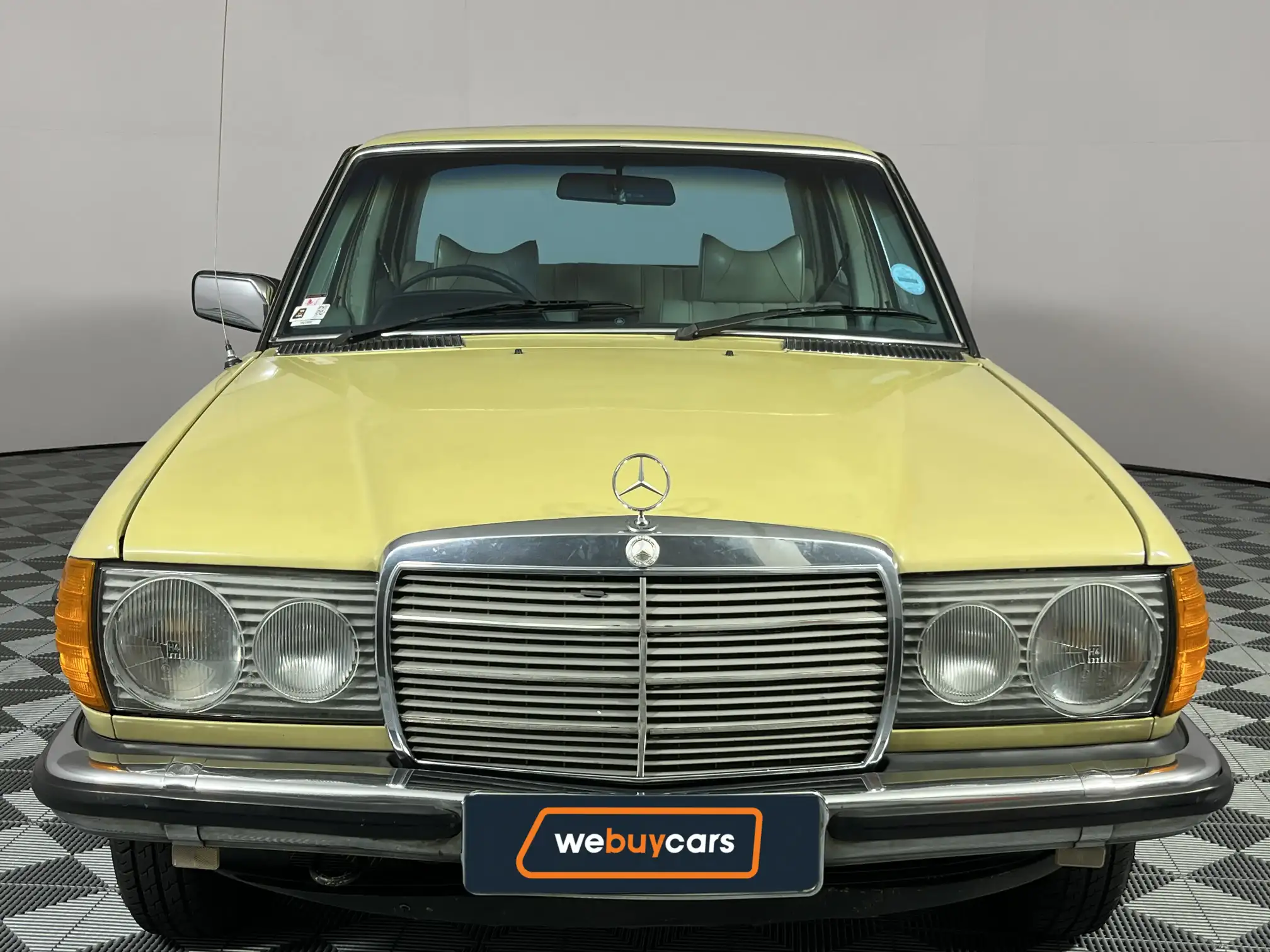 Mercedes-Benz W123 Shape Sedan