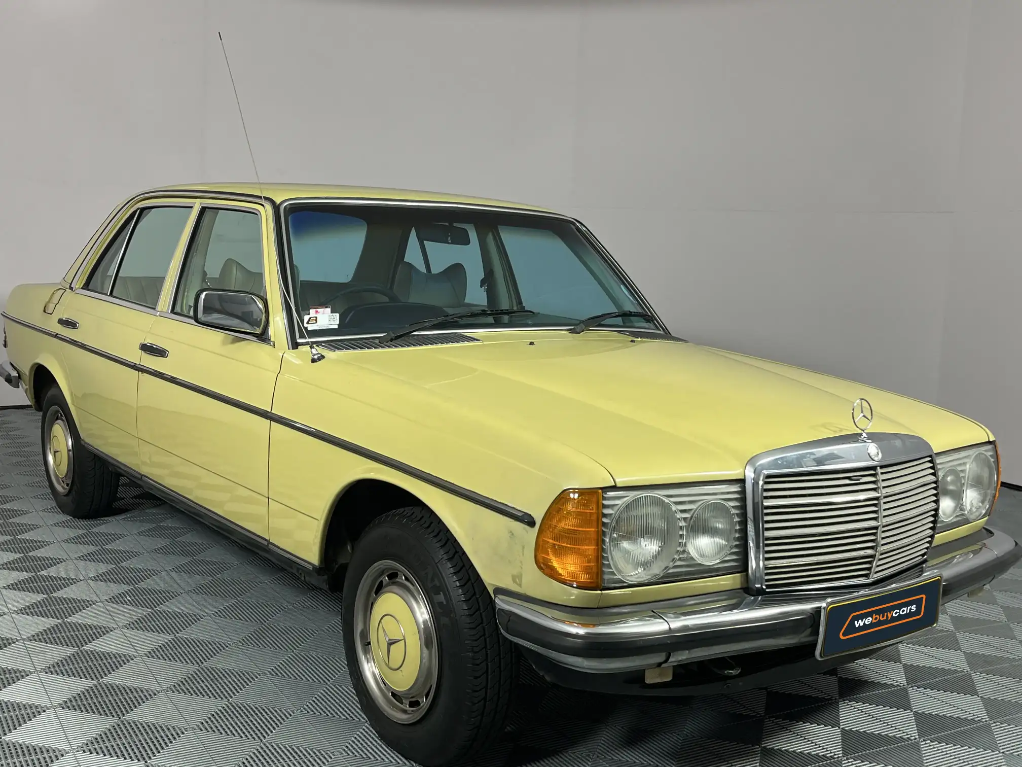Mercedes-Benz W123 Shape Sedan