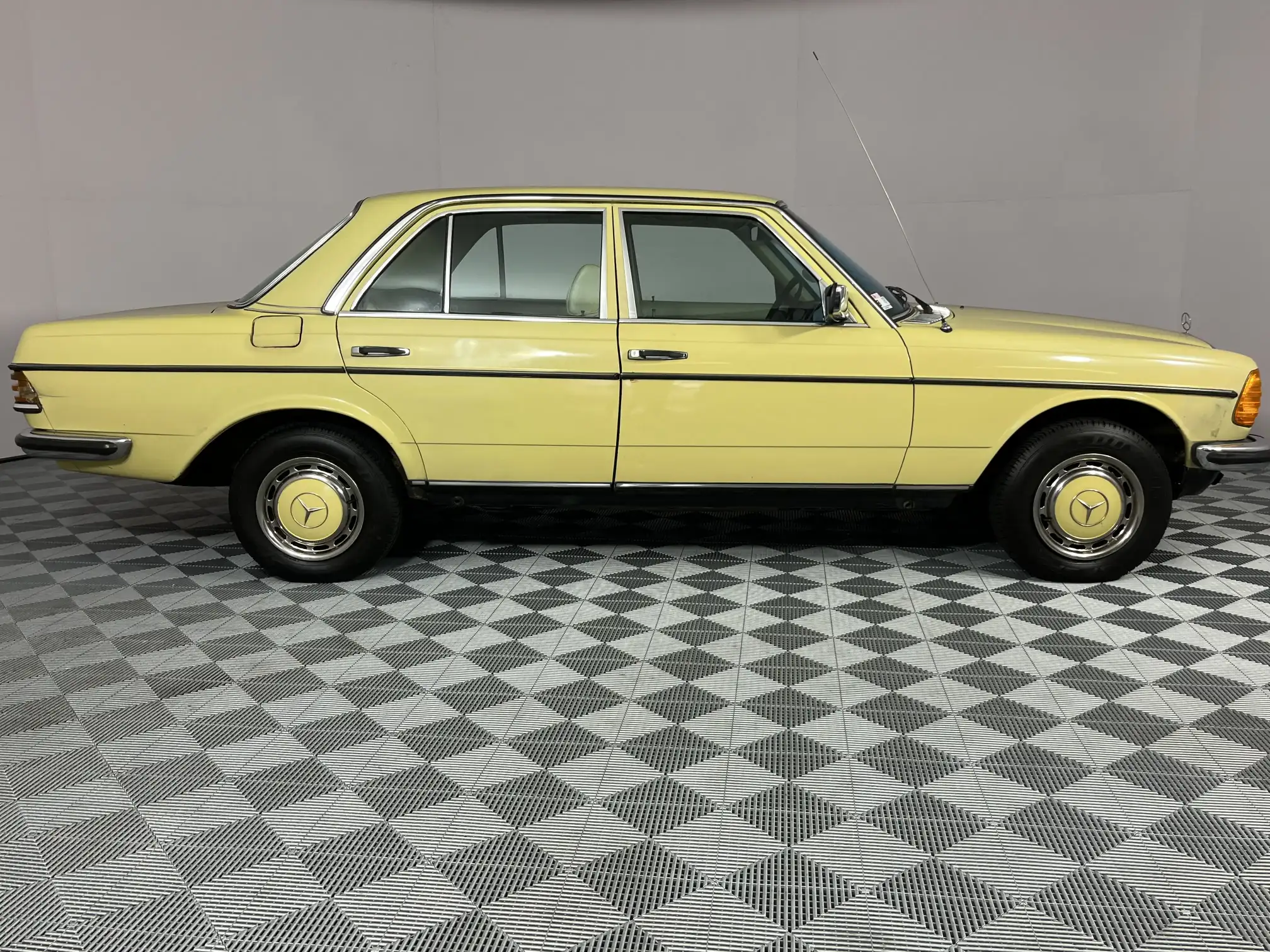 Mercedes-Benz W123 Shape Sedan