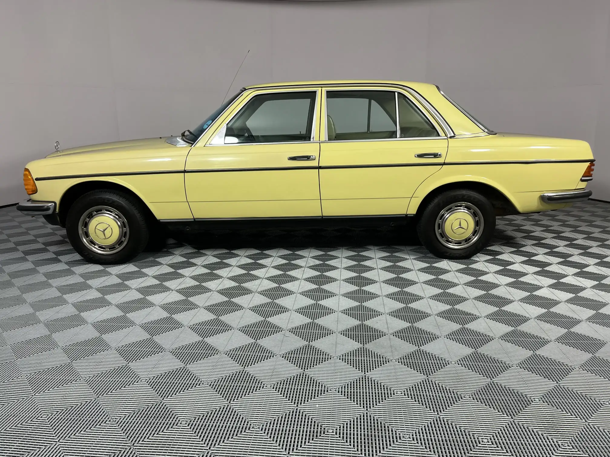 Mercedes-Benz W123 Shape Sedan