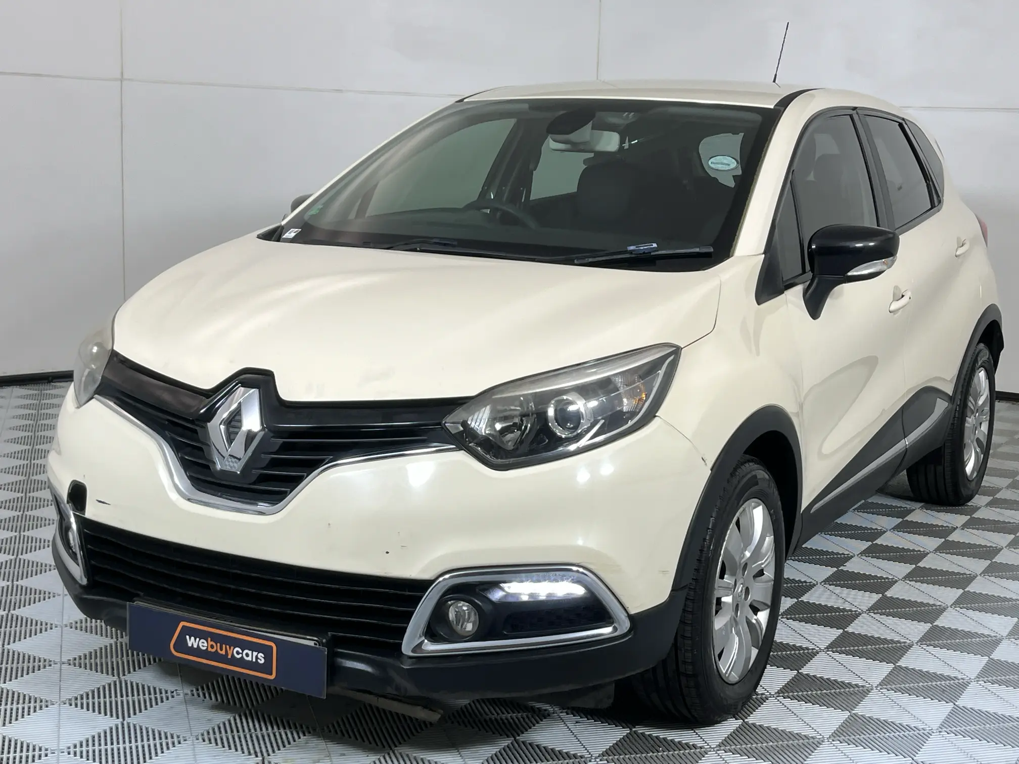 2016 Renault Captur 900t Expression 5-Door (66 KW)