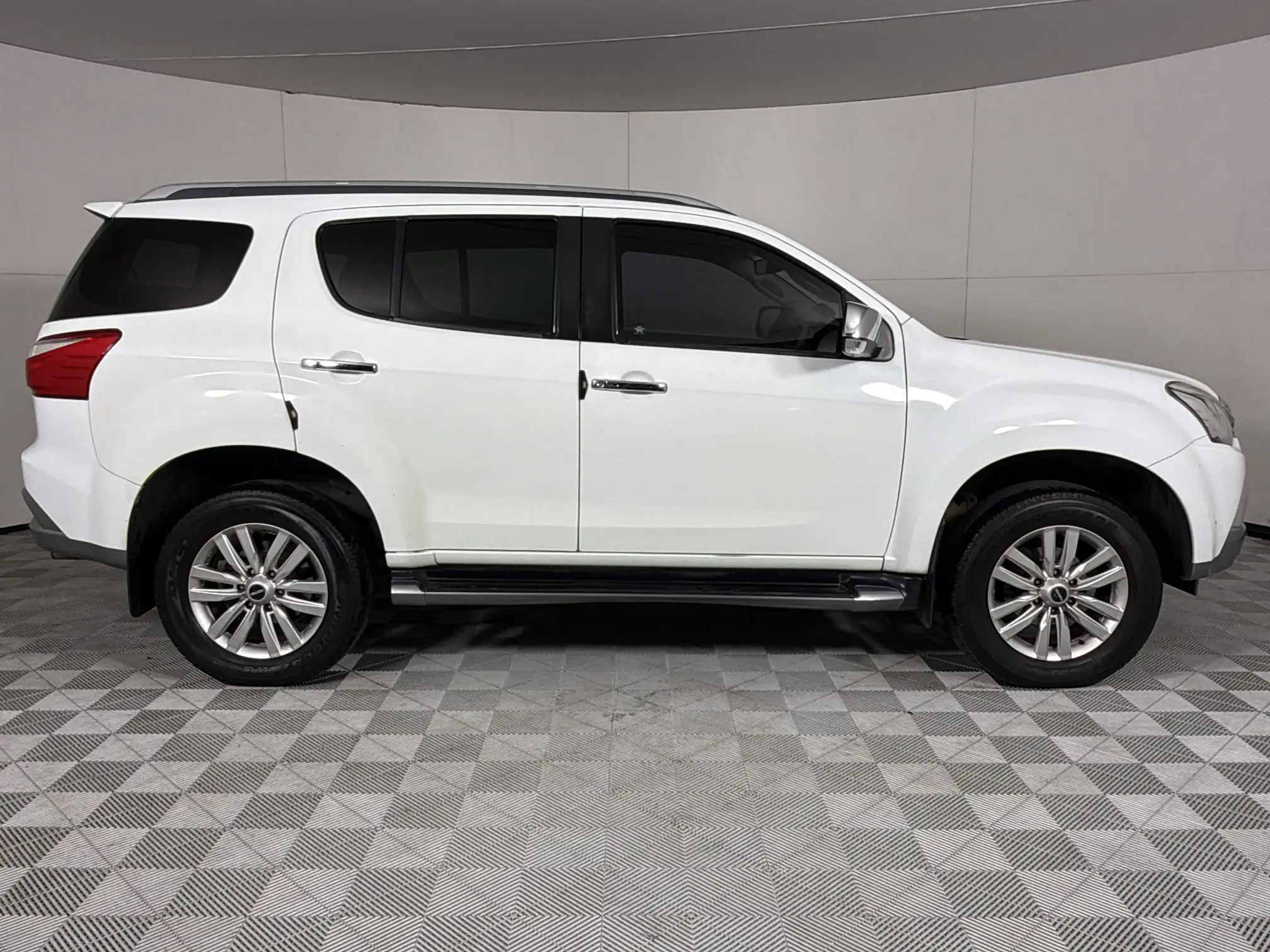Isuzu MU-X