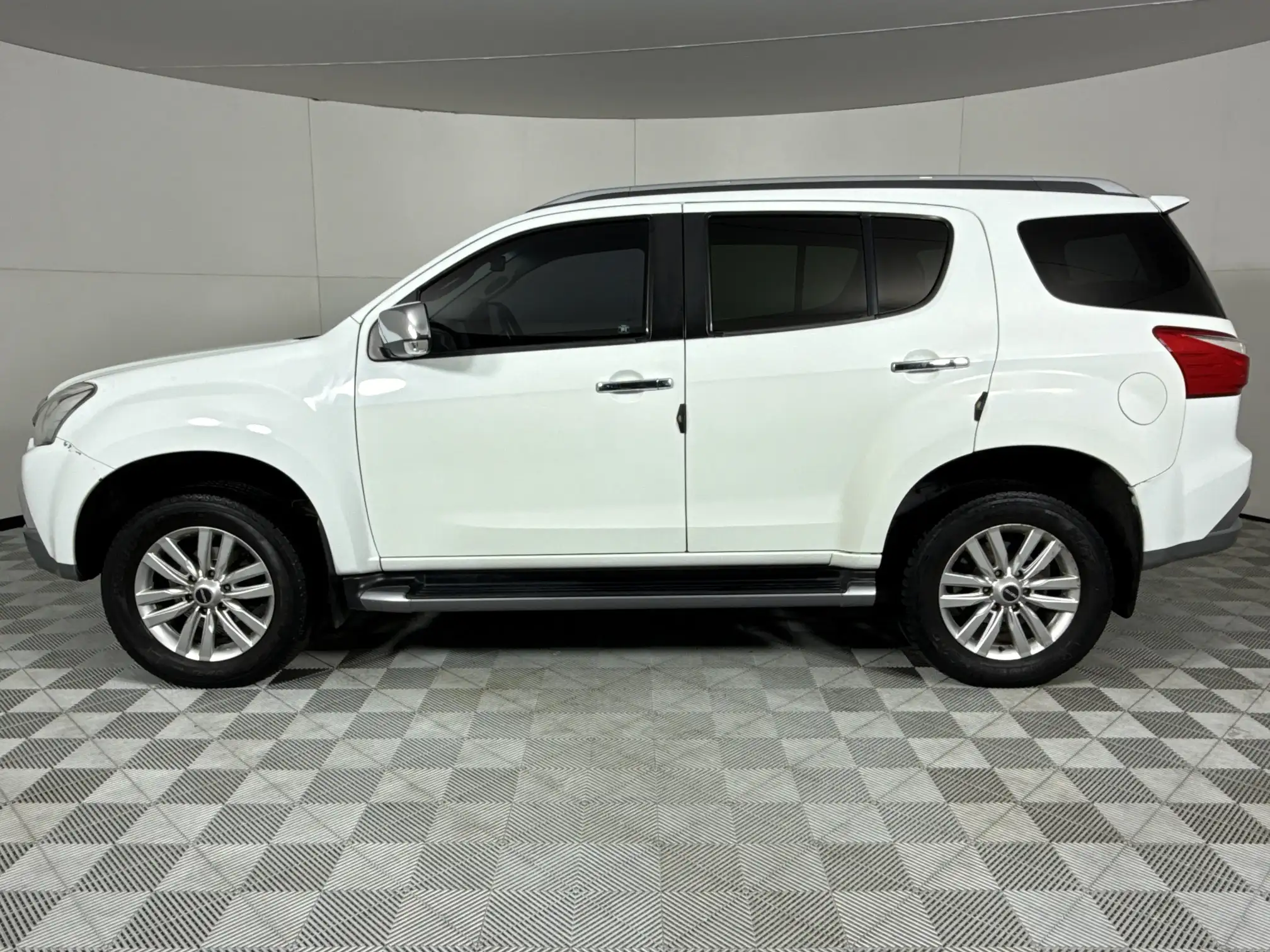 Isuzu MU-X
