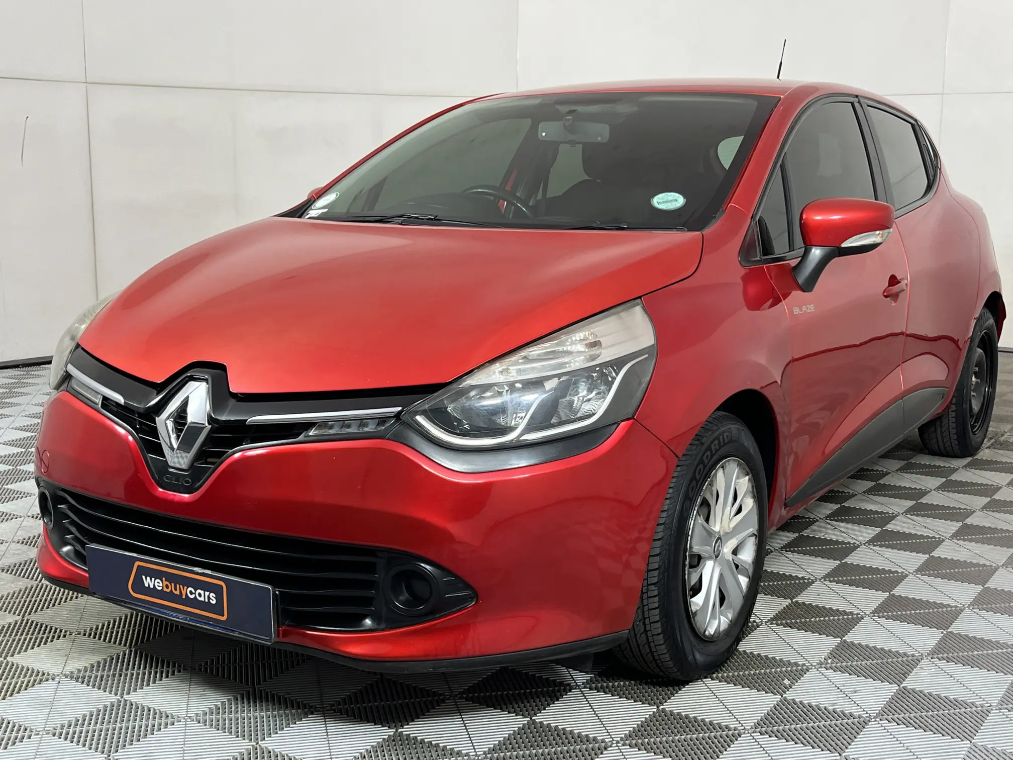 2016 Renault Clio IV 900t Blaze LTD Edition 5-Door (66 KW)