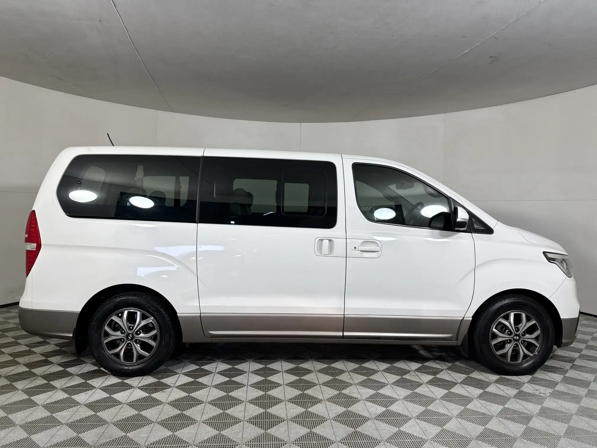 Hyundai H-1