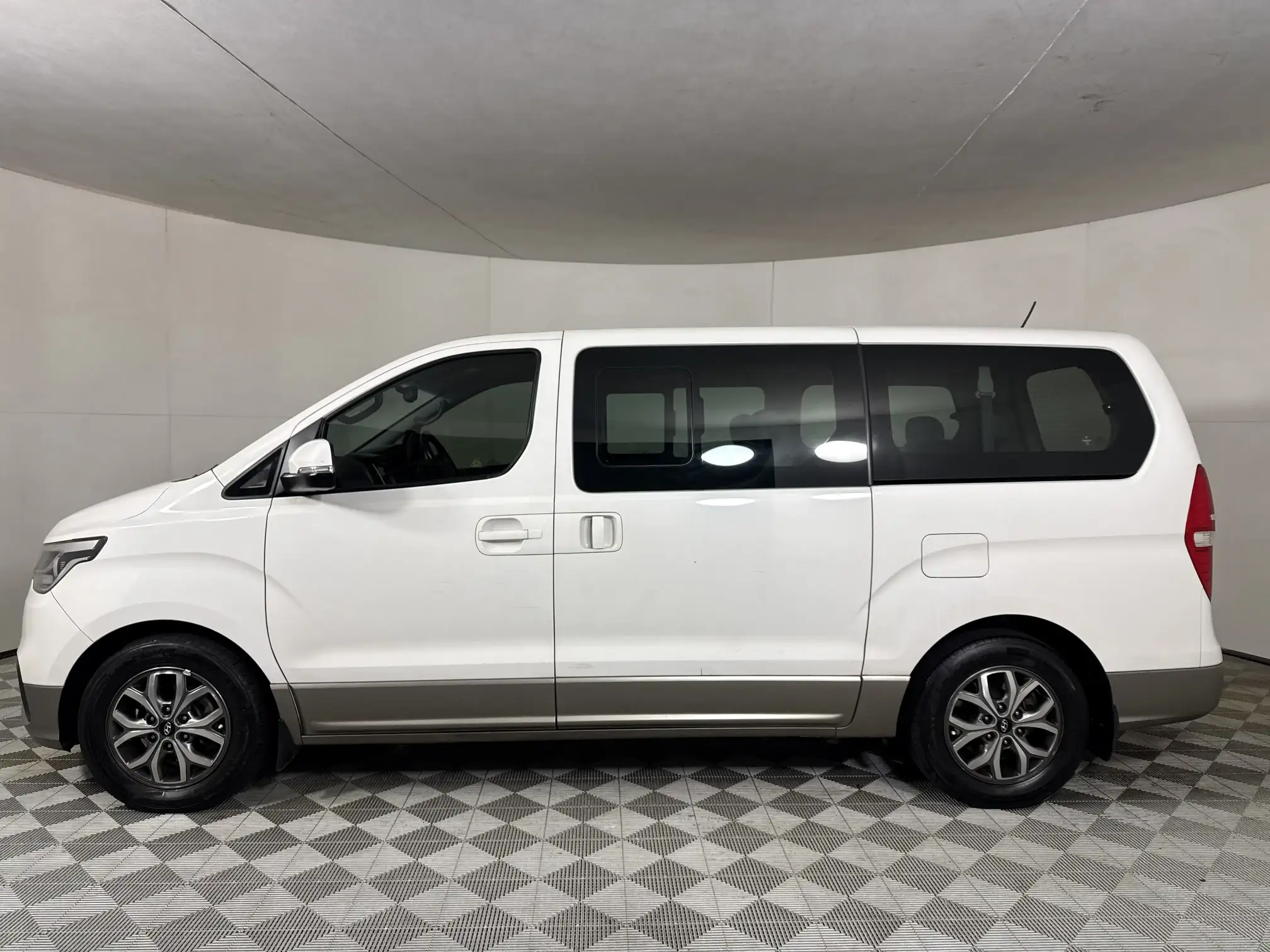 Hyundai H-1