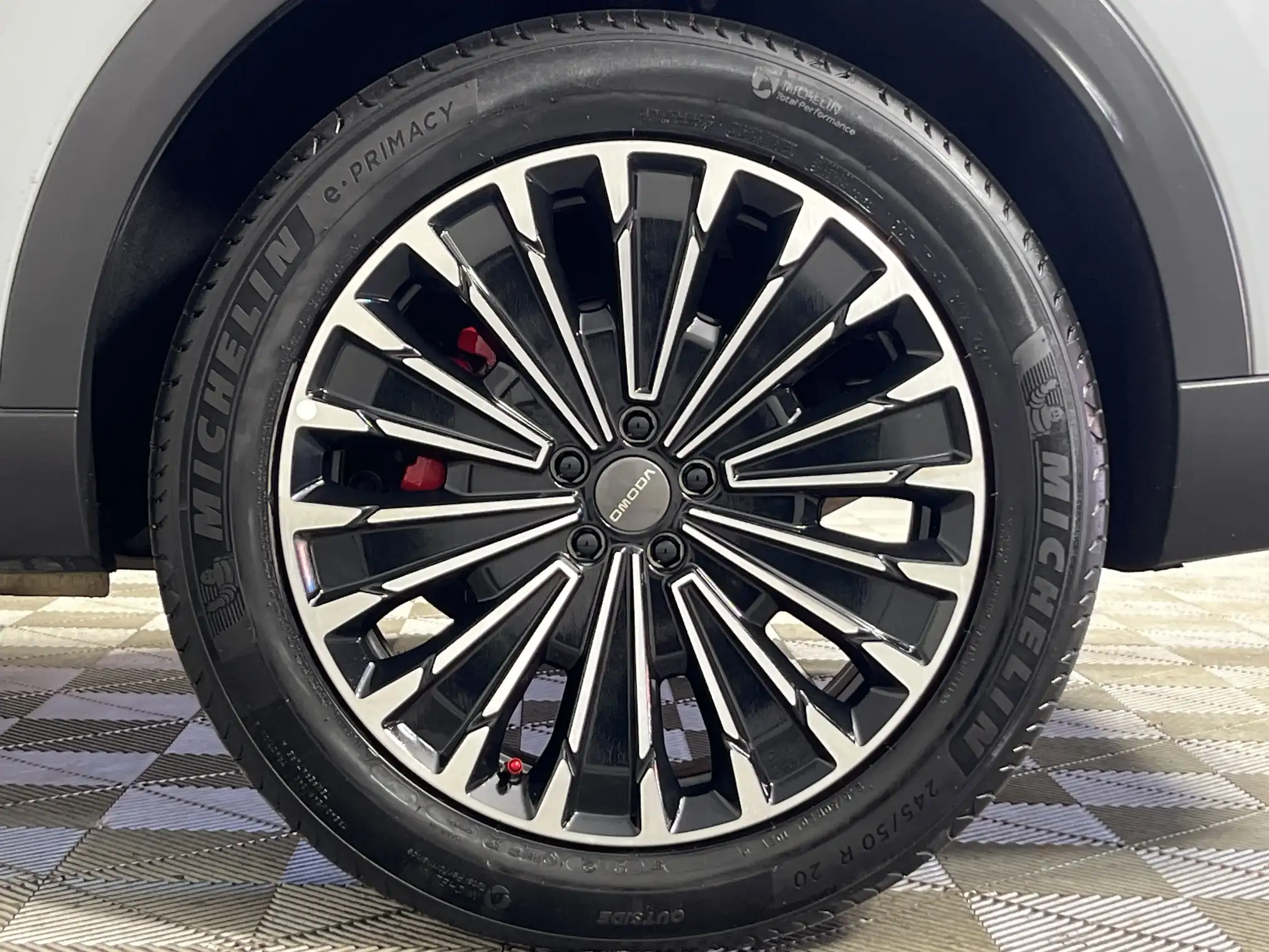 Omoda C9