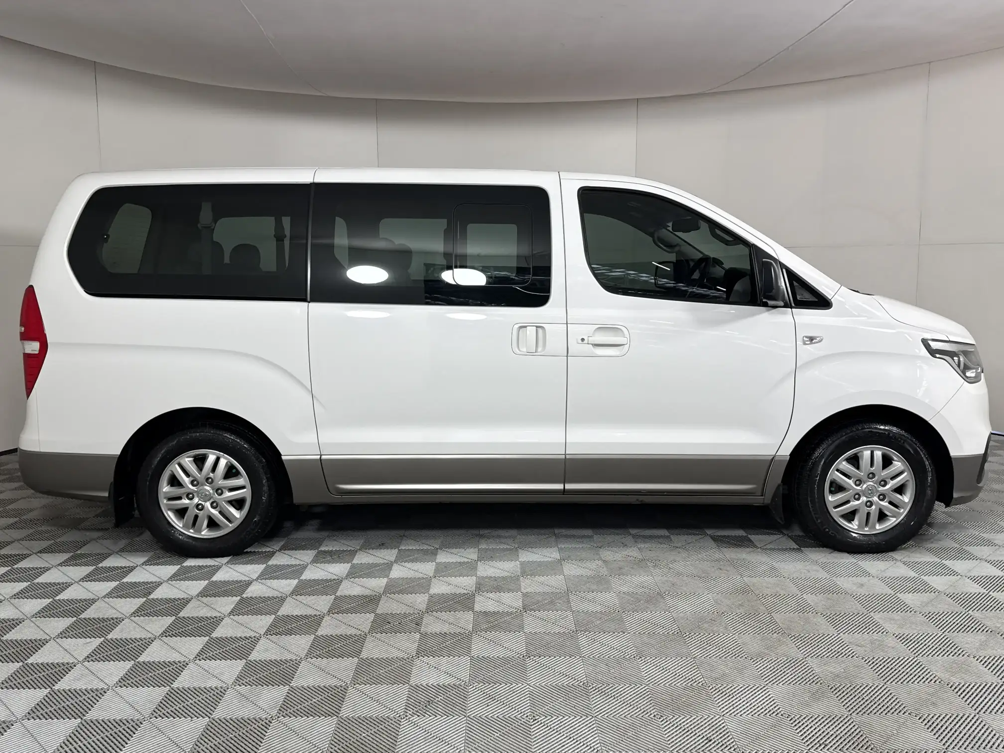 Hyundai H-1