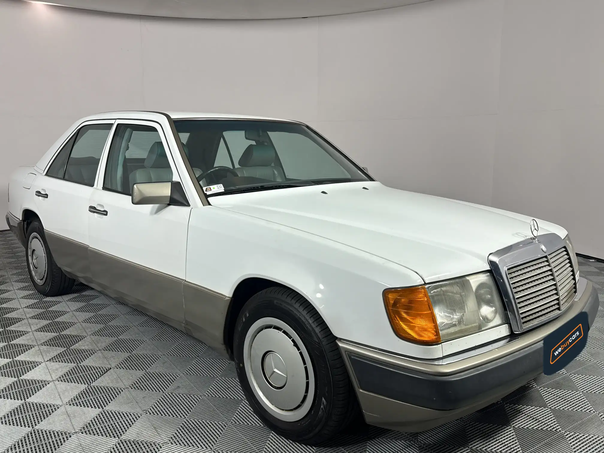 Mercedes-Benz W124 Shape Sedan