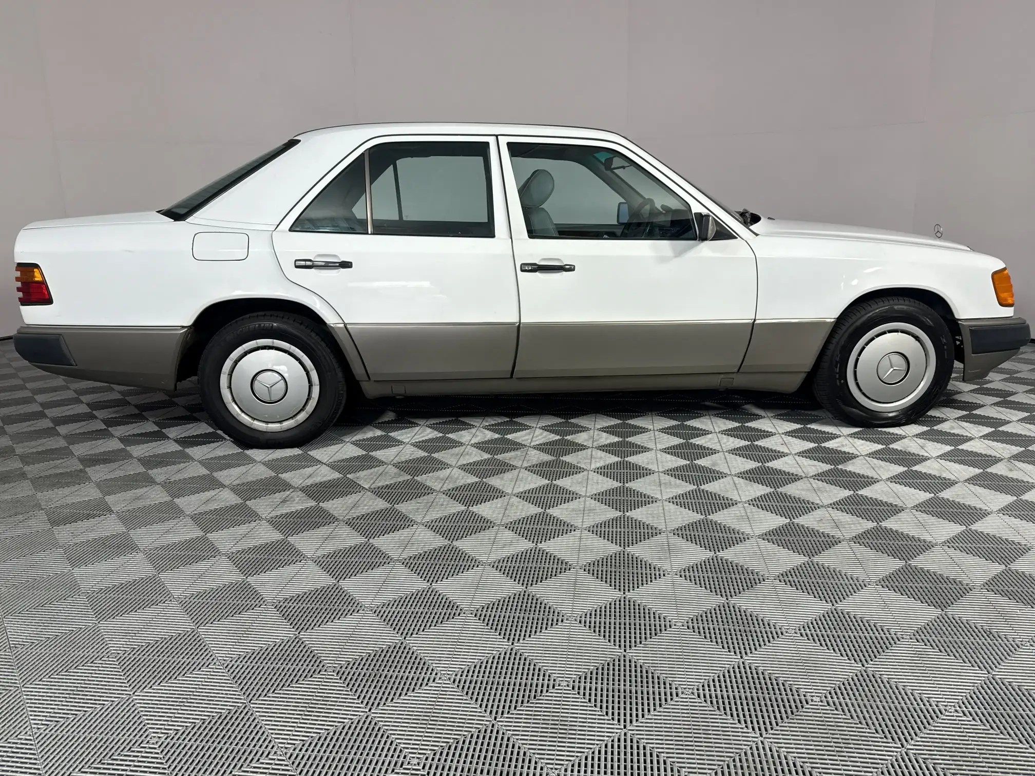 Mercedes-Benz W124 Shape Sedan