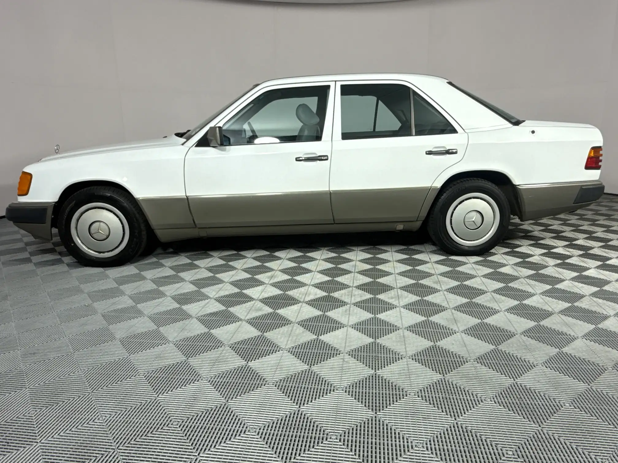 Mercedes-Benz W124 Shape Sedan