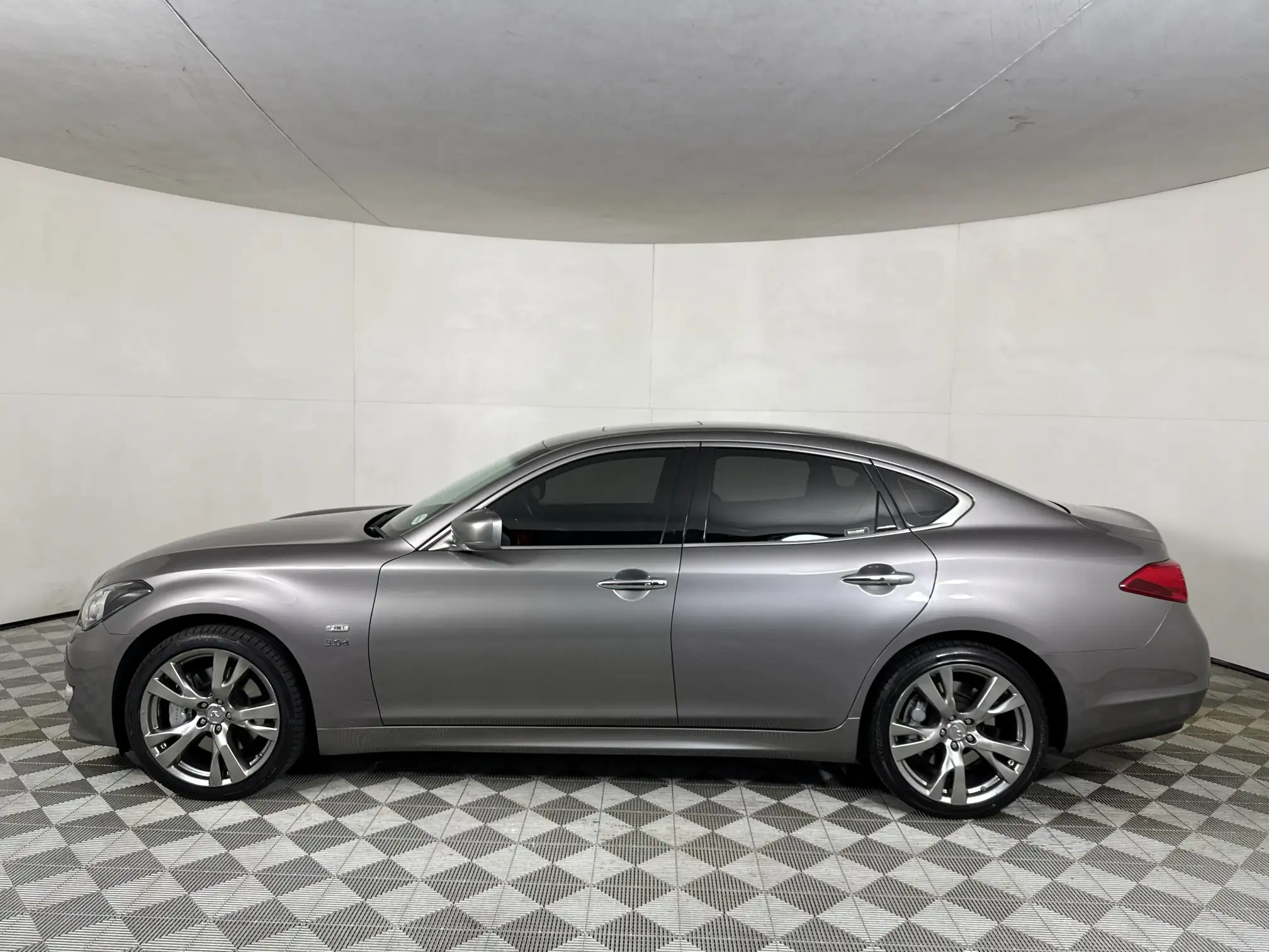 Infiniti M