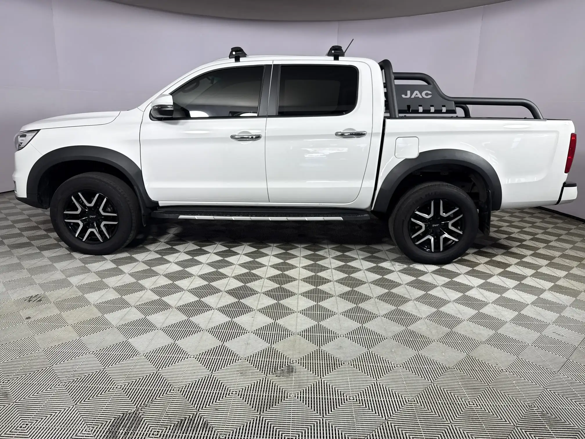 JAC T8