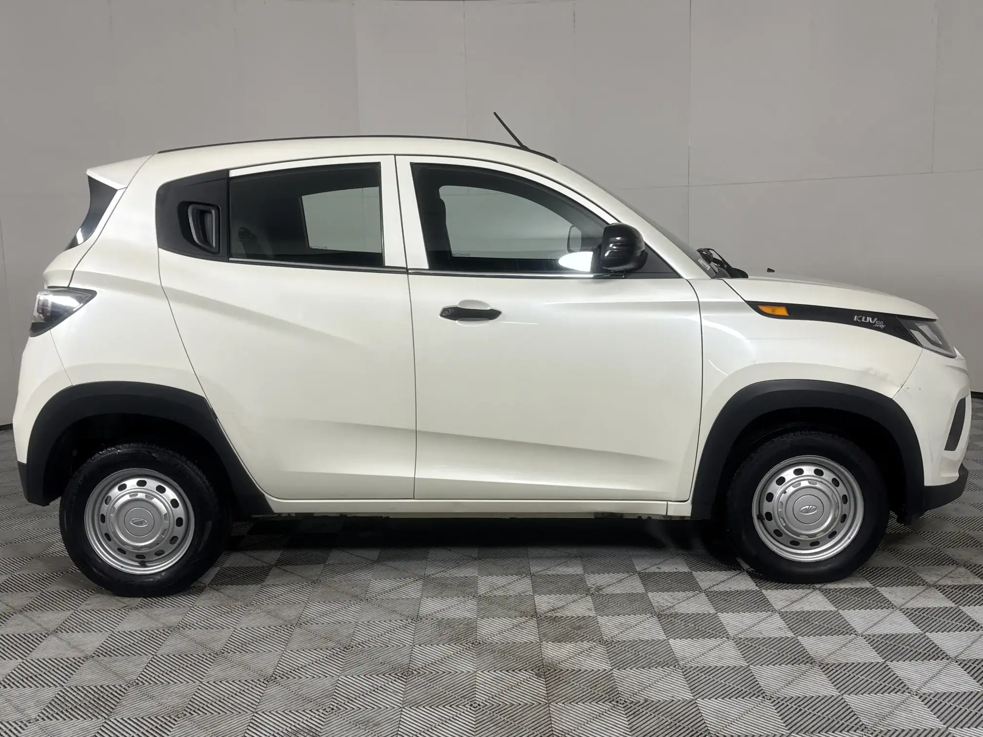Mahindra KUV 100