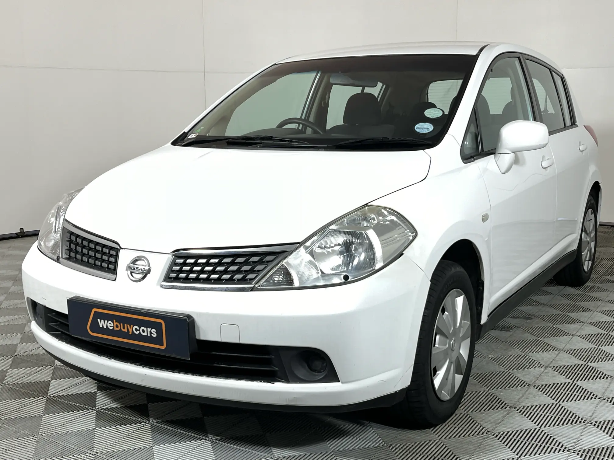 2010 Nissan Tiida 1.6 Visia + 5-Door (H35)