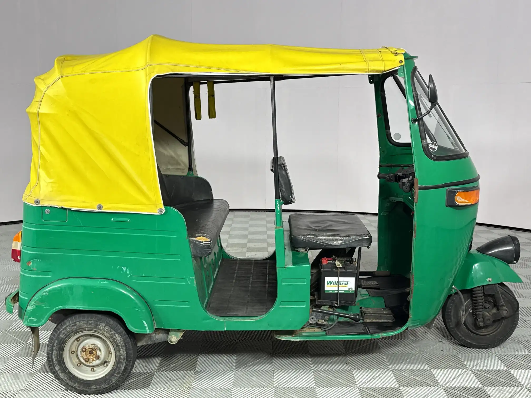 Bajaj Re205