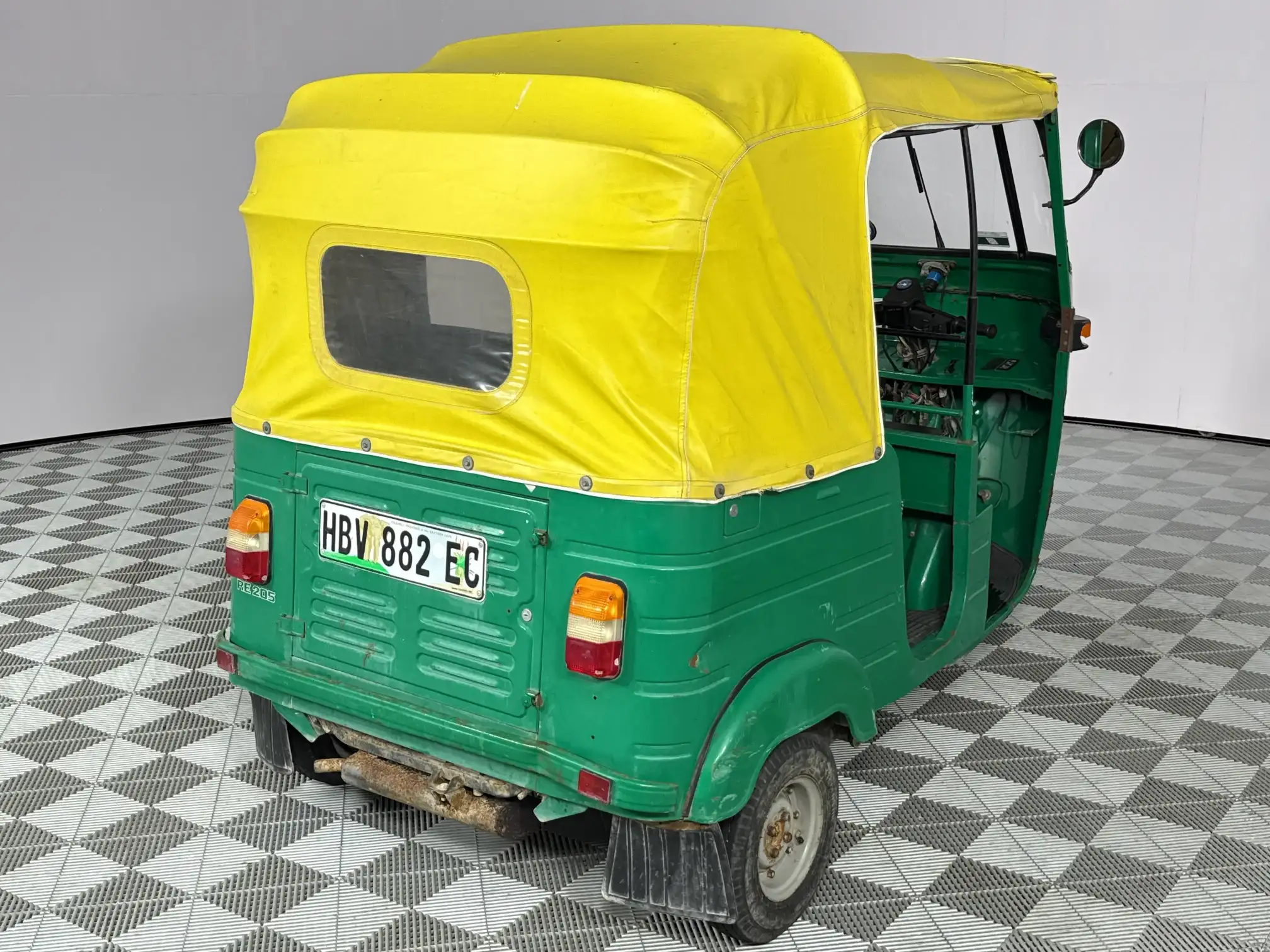 Bajaj Re205
