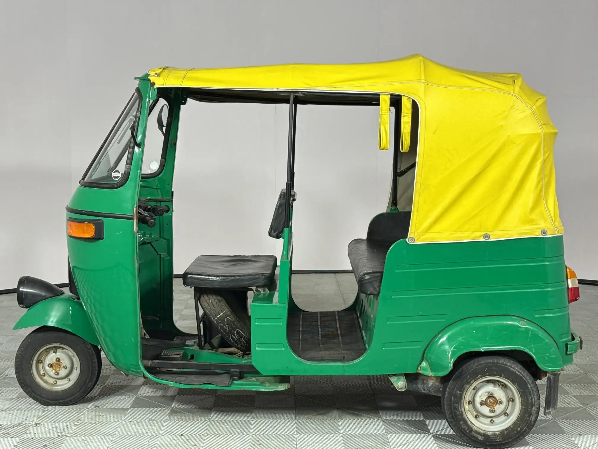 Bajaj Re205