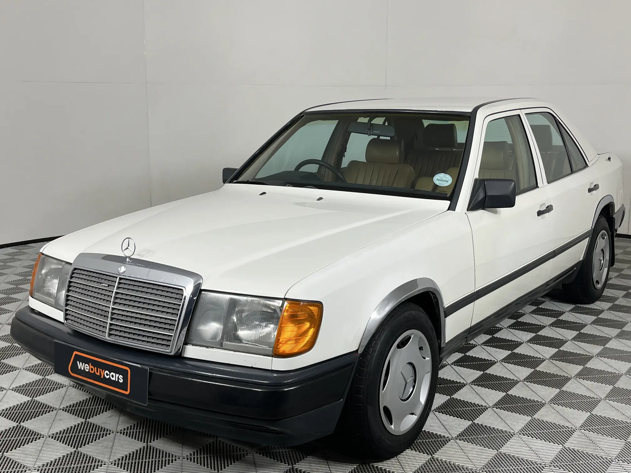 1986 Mercedes-Benz W123 Shape Sedan 230 E A/C (W123)