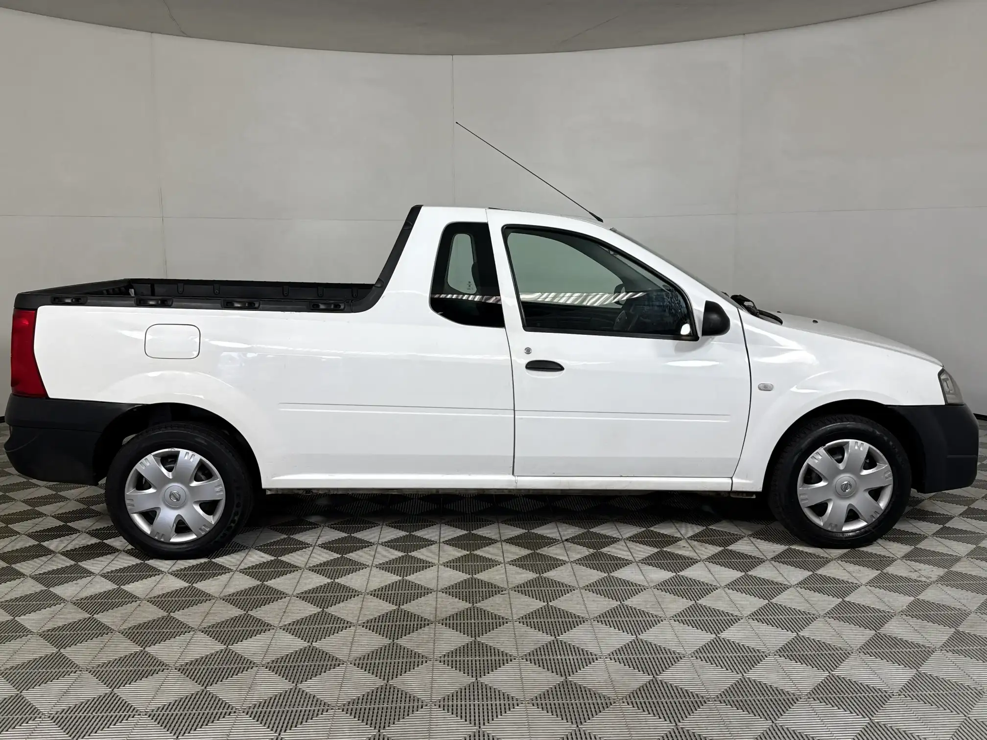 Nissan NP200