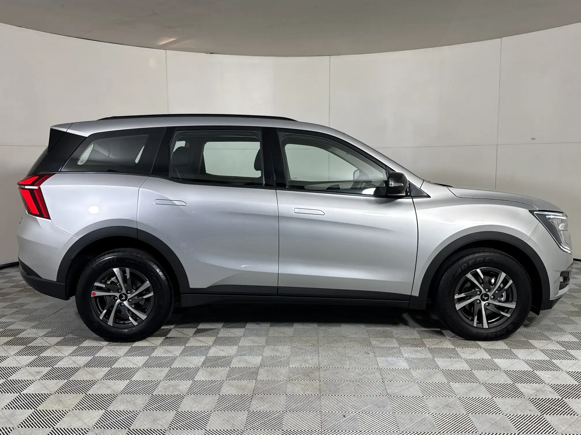 Mahindra XUV 700