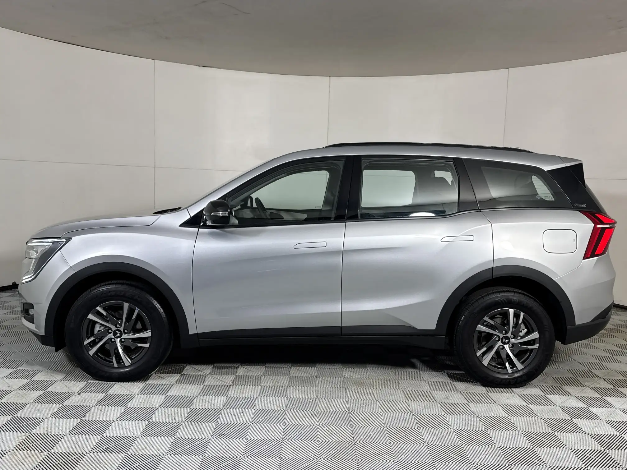 Mahindra XUV 700