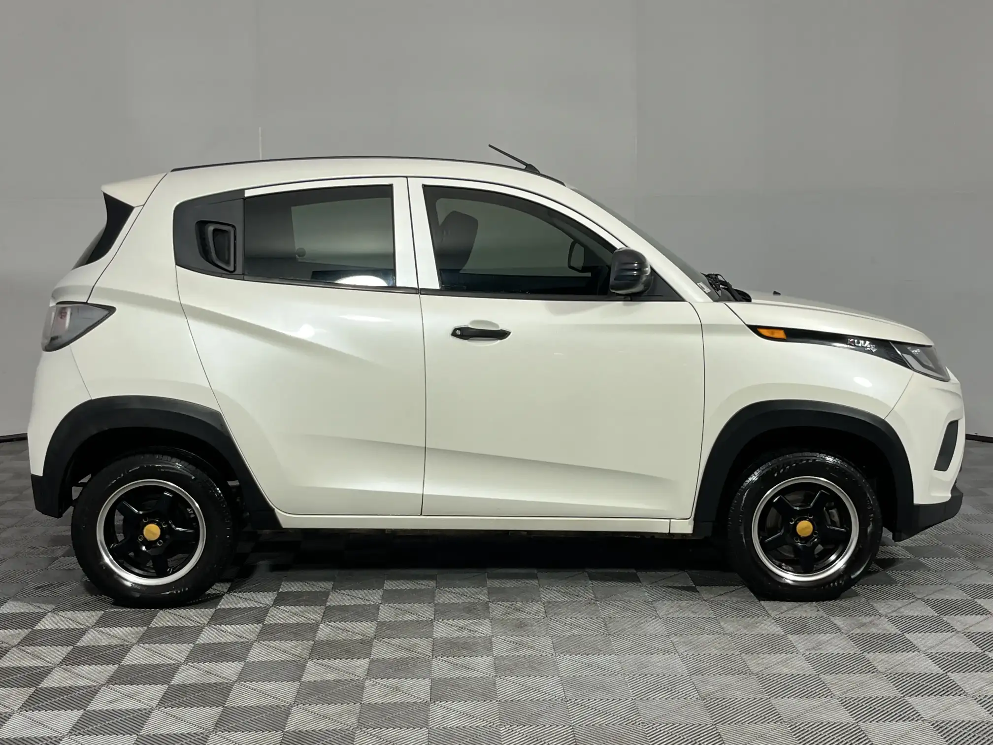 Mahindra KUV 100