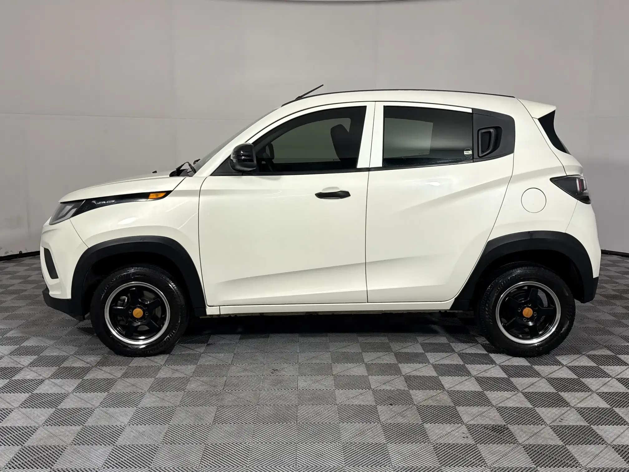 Mahindra KUV 100