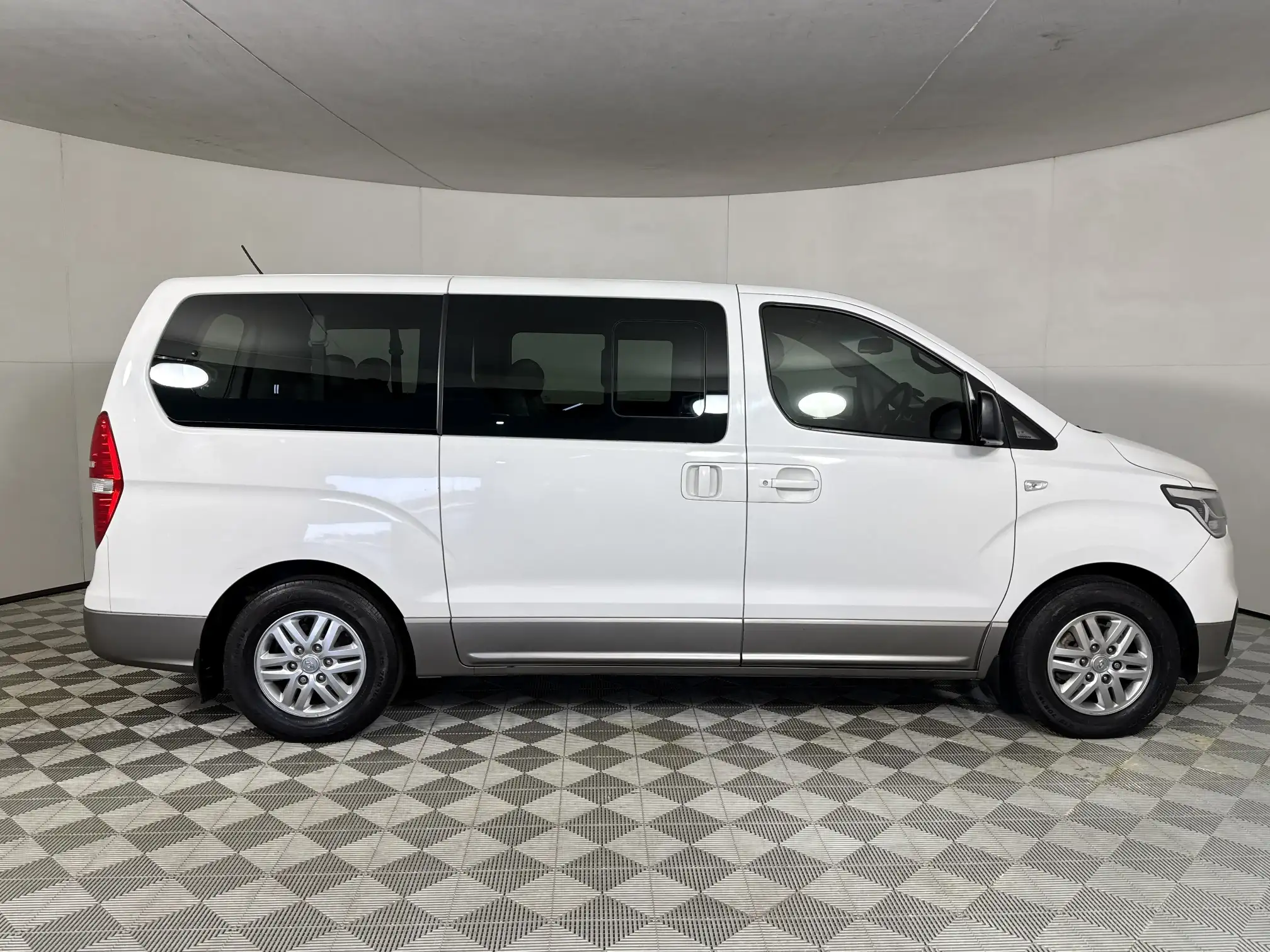 Hyundai H-1