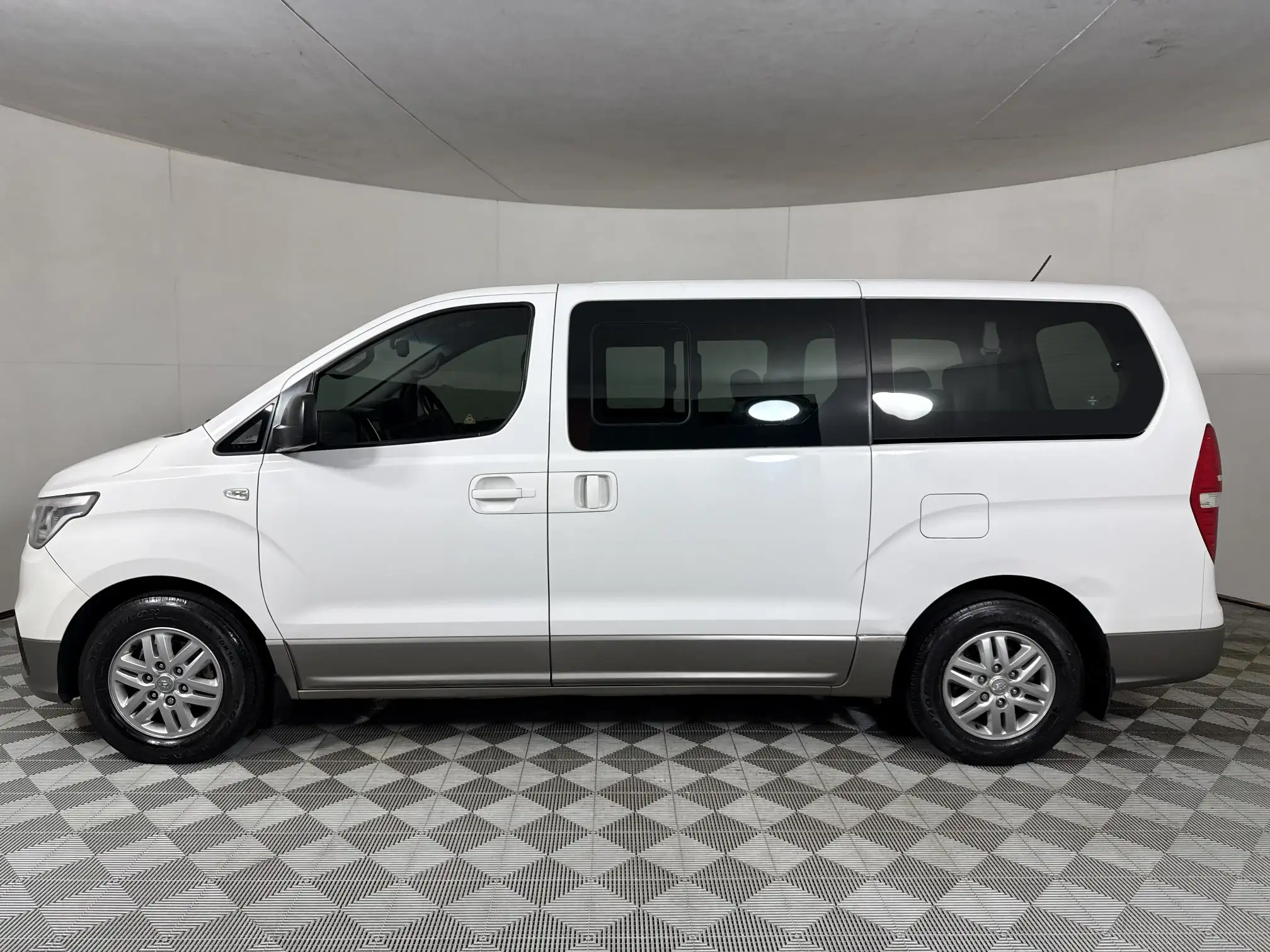 Hyundai H-1
