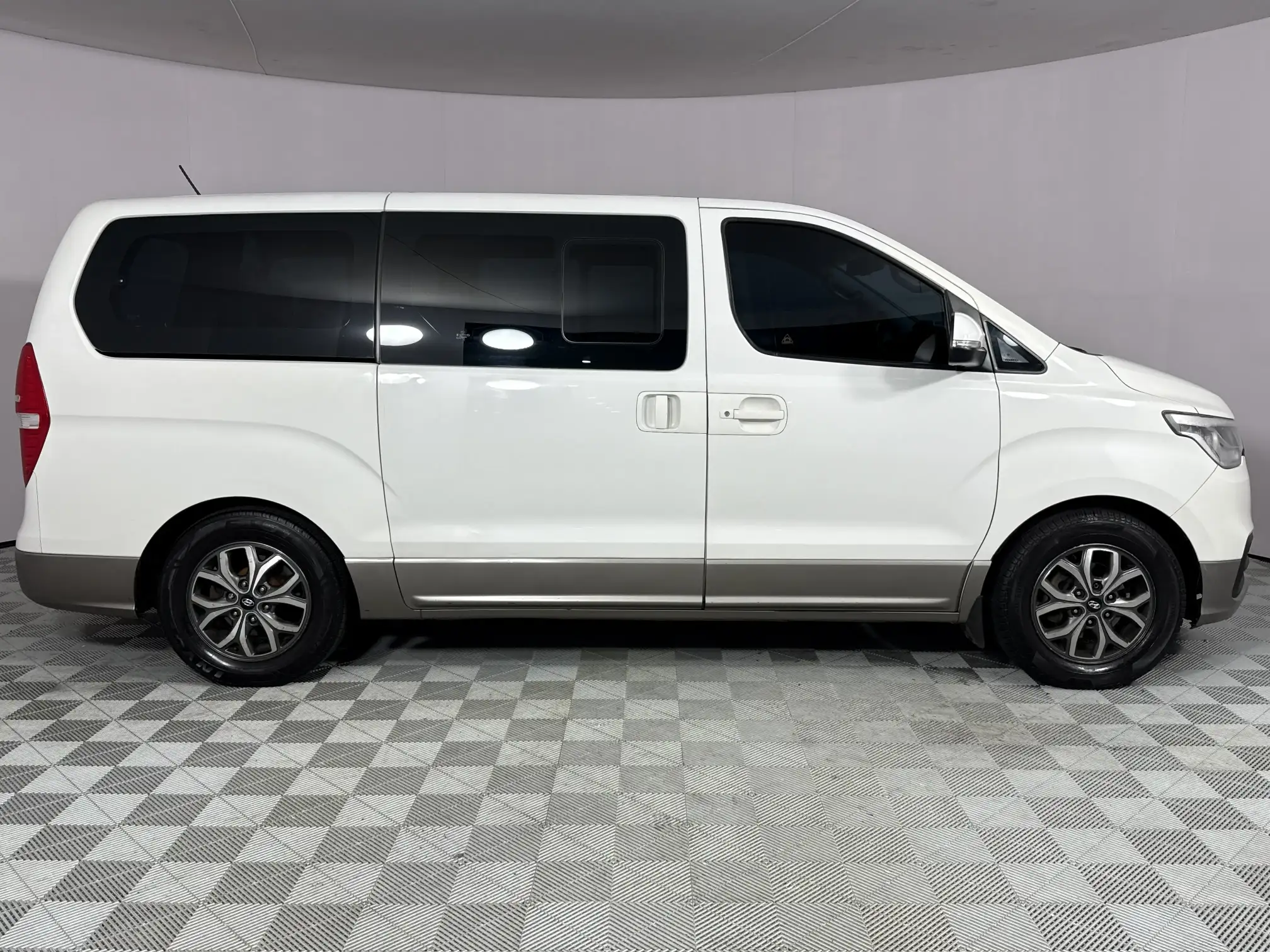 Hyundai H-1