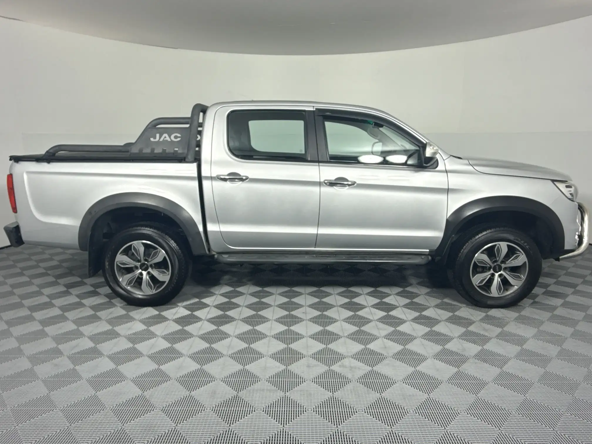 JAC T8