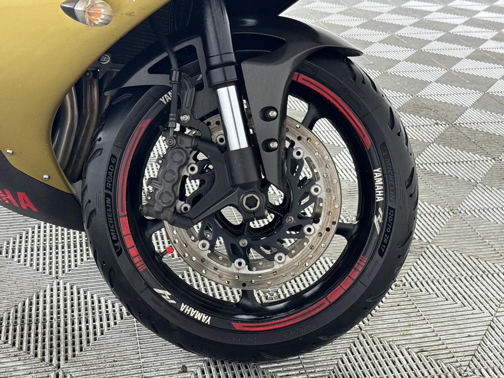 Yamaha YZF R1