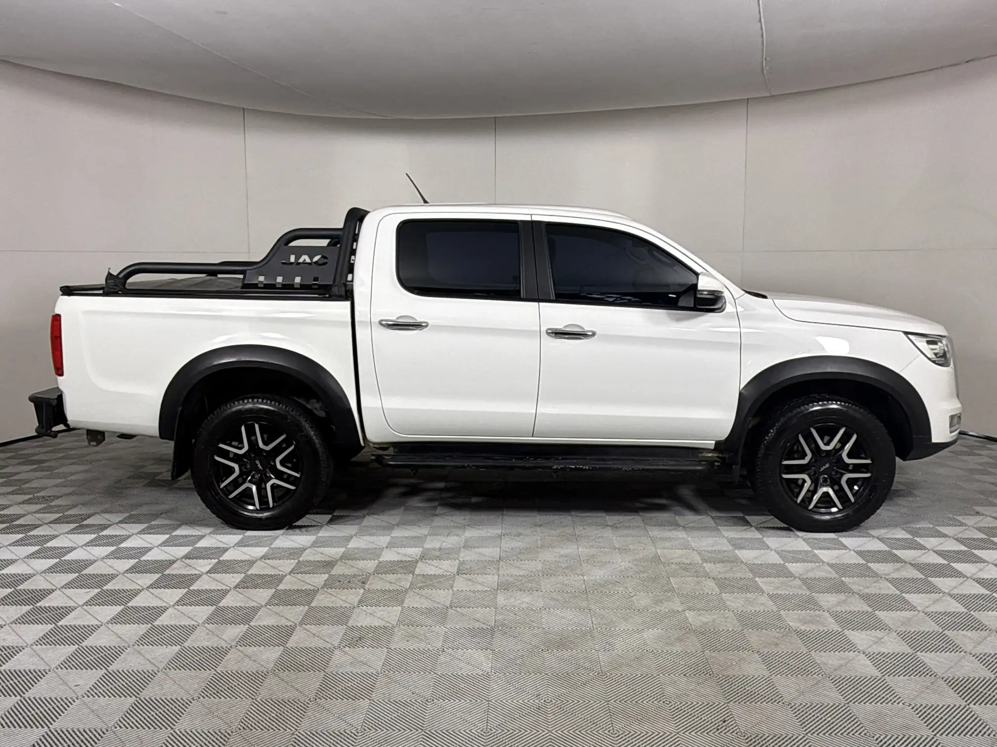 JAC T8