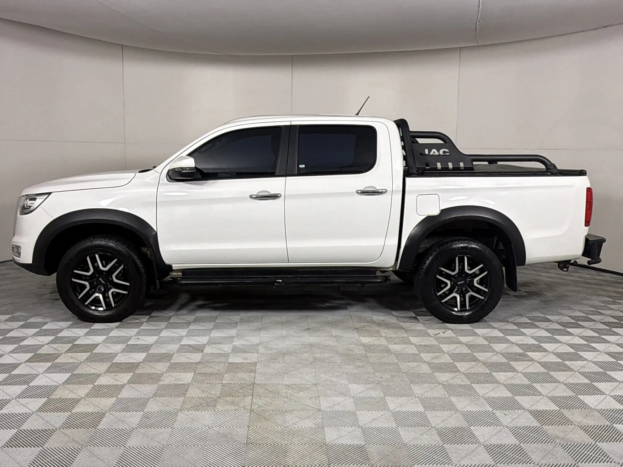 JAC T8