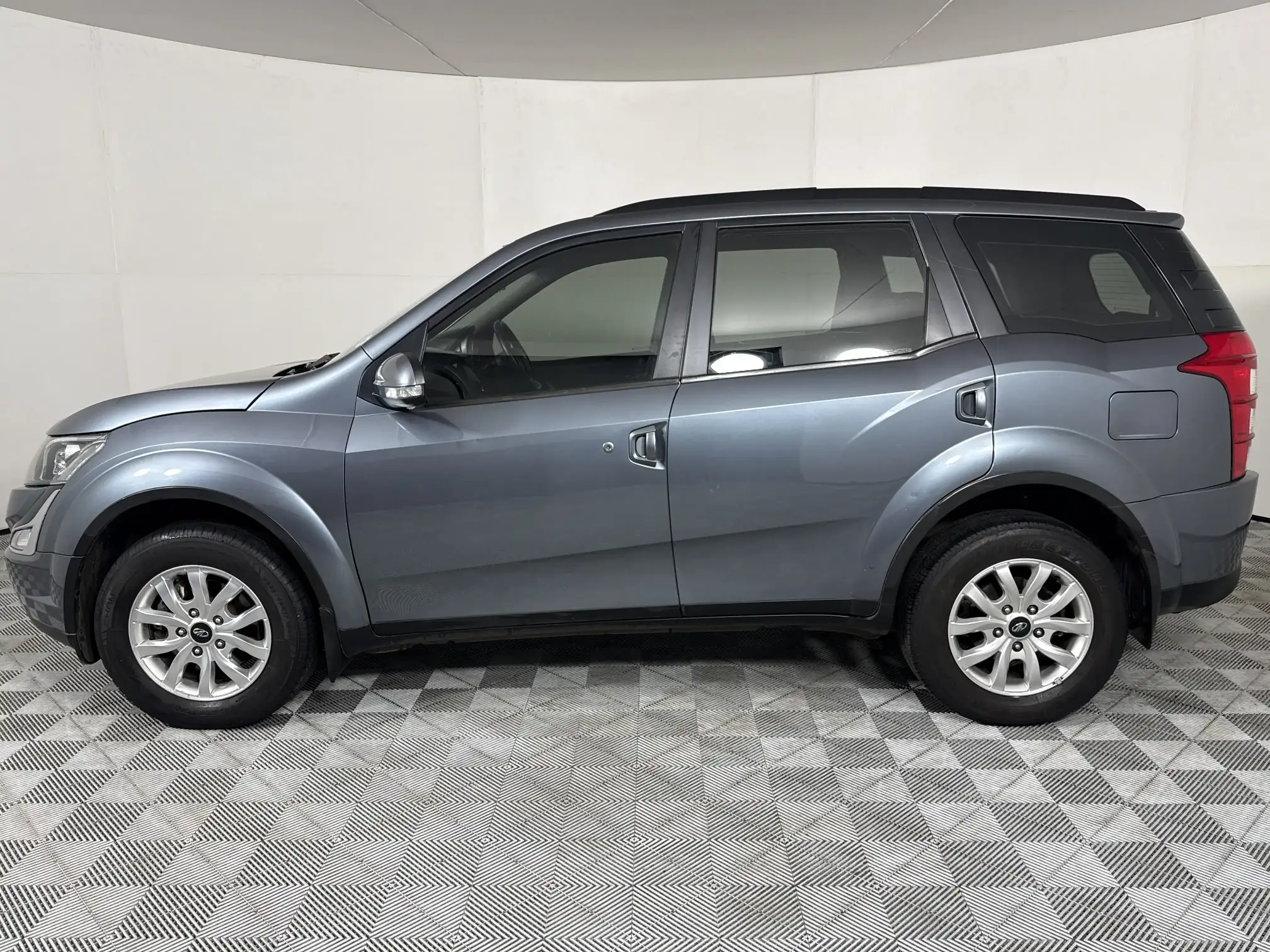 Mahindra XUV