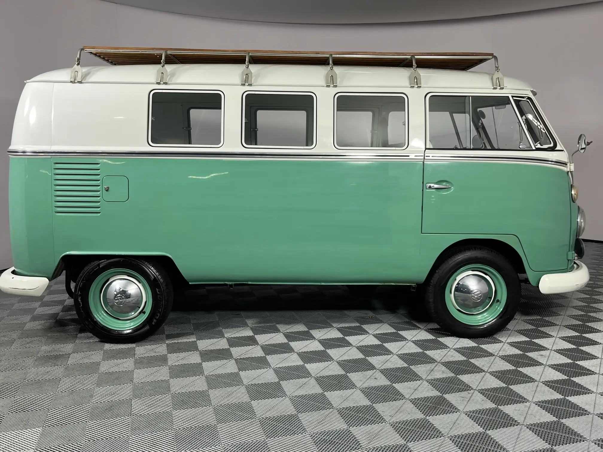 Volkswagen Kombi AND Microbus