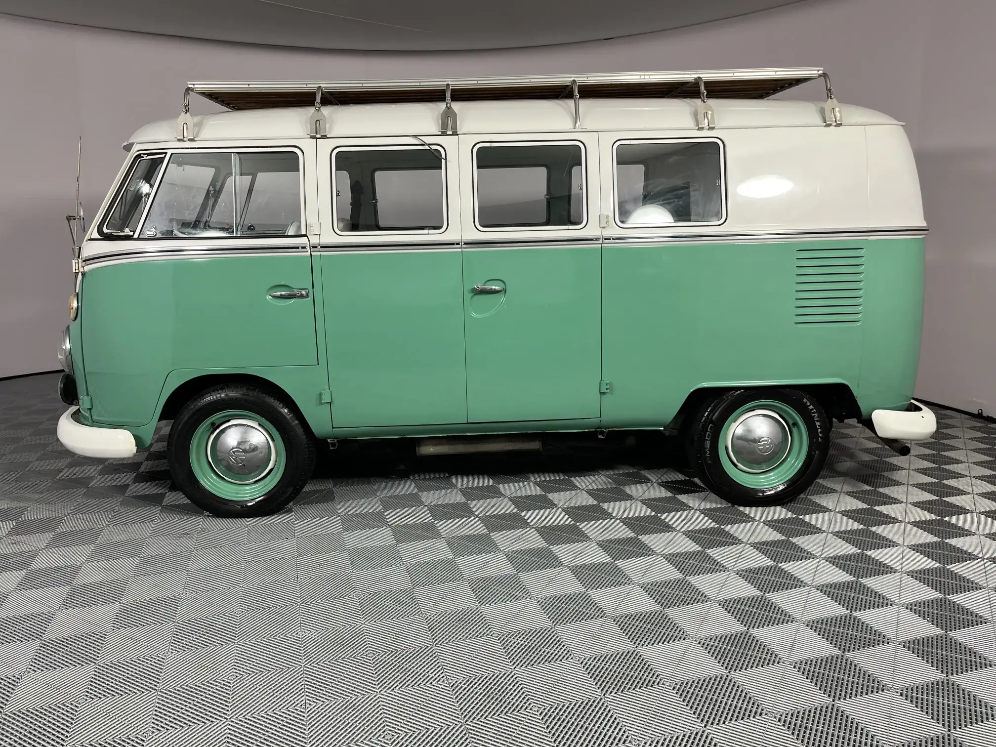 Volkswagen Kombi AND Microbus