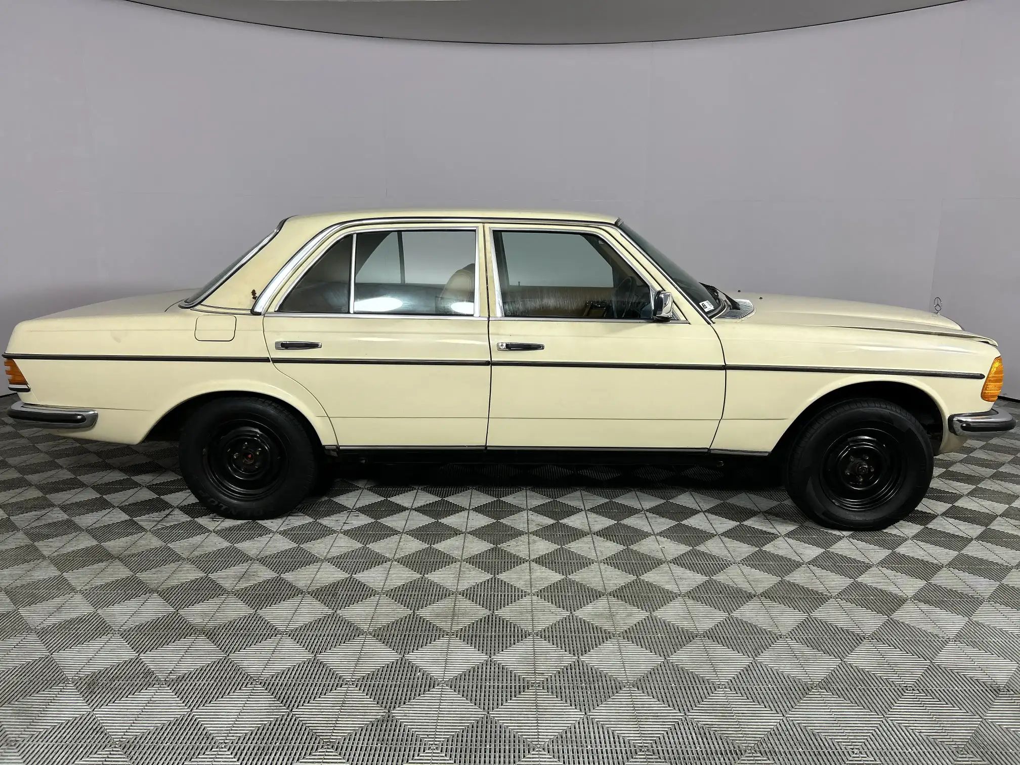 Mercedes-Benz W123 Shape Sedan