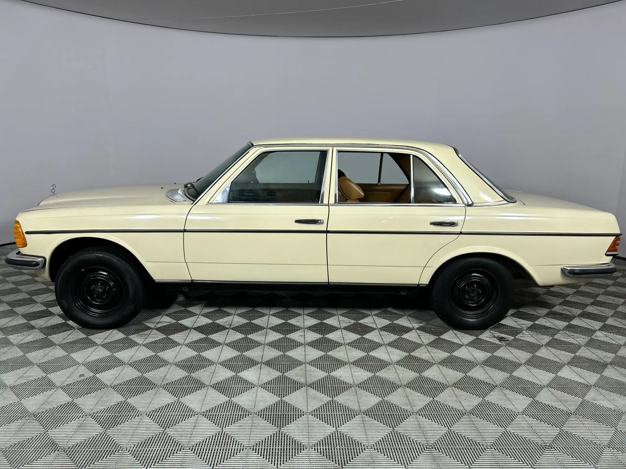 Mercedes-Benz W123 Shape Sedan