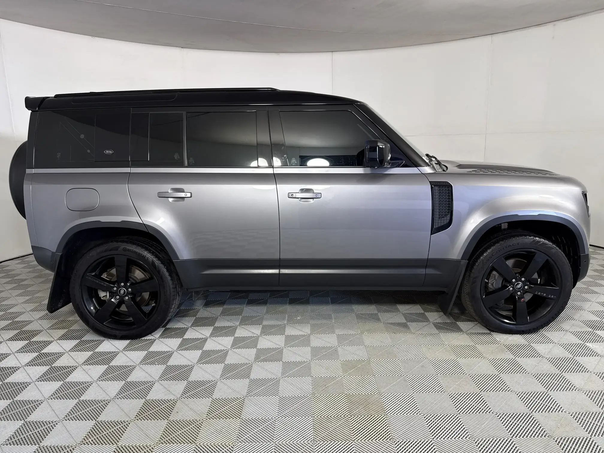 Land Rover Defender 110